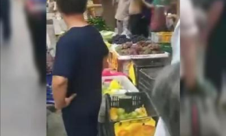 超市摆摊卖菜贵吗