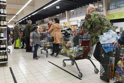 英国封城超市现状如何
