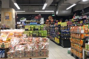 后街最大的超市在哪里