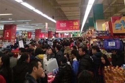 超市买衣服大姐送什么