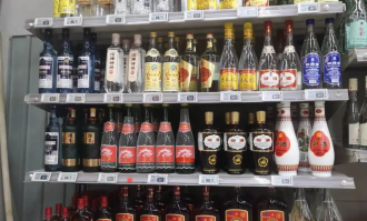 超市底层货架陈列