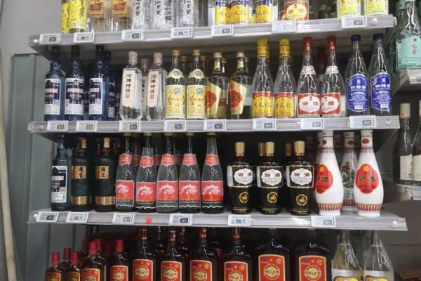 超市底层货架陈列
