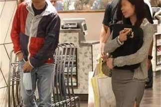 香港明星去超市买什么鞋