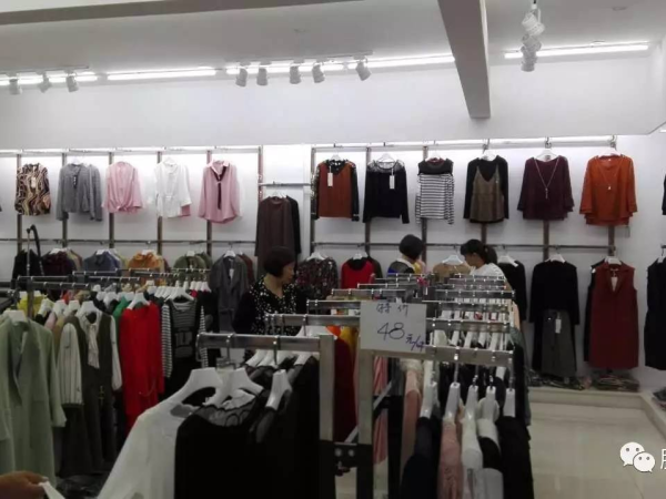 在超市服装区应该怎么做