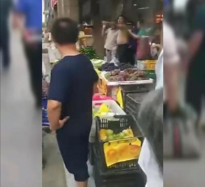 超市摆摊卖菜贵吗