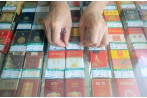 超市扩建后一个烟草证可以两个出口卖吗?