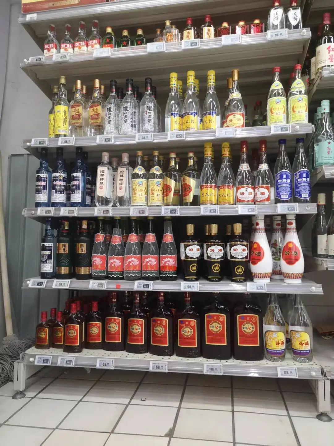 超市底层货架陈列